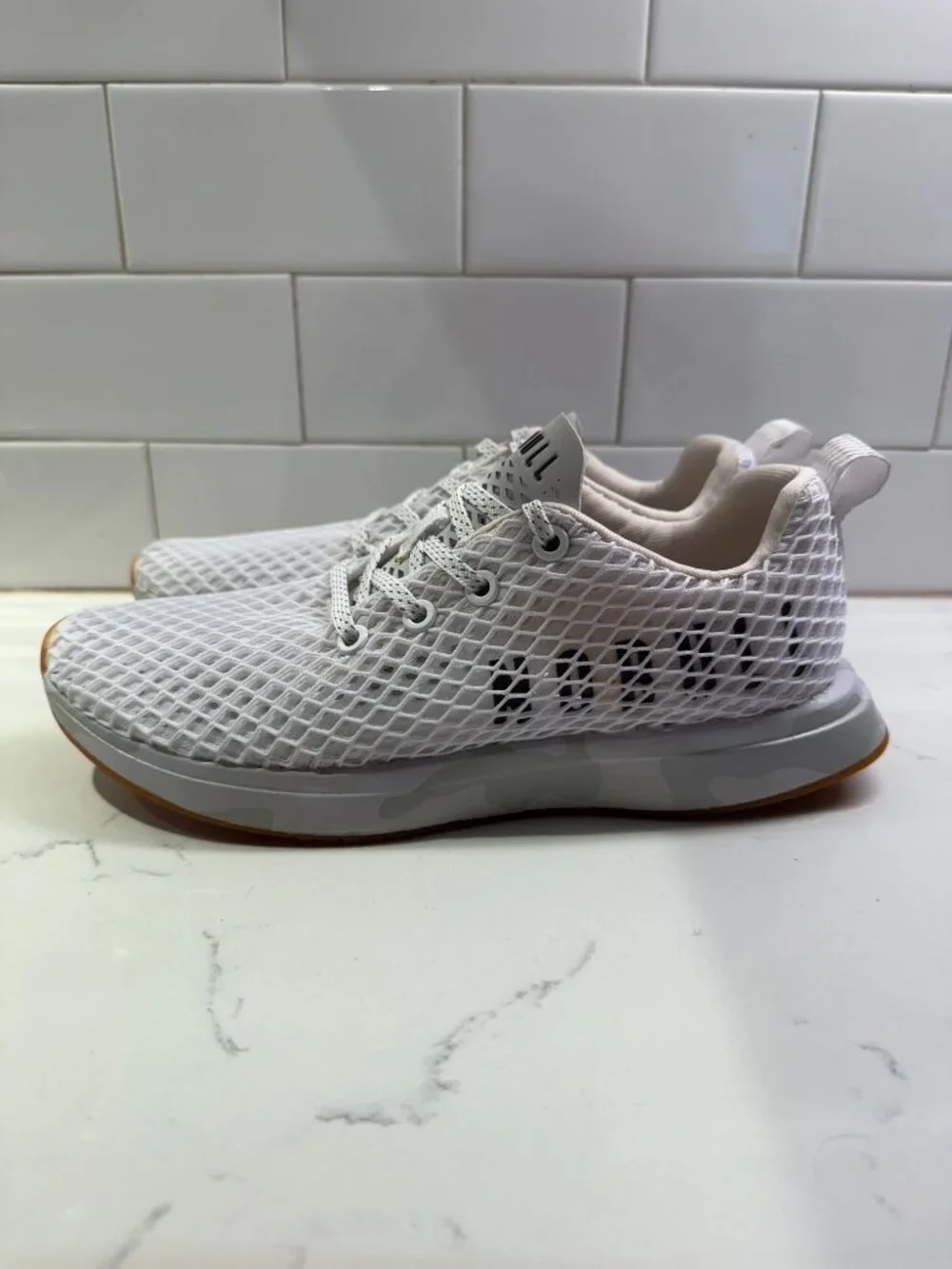 NoBull Runner+ White Mesh Lace Up Sneaker Camo Outsole Womens 7.5 Hybrid Trainer